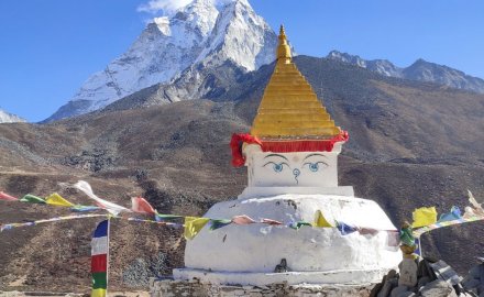 stupa-in-dingboche-with-amadablam-view