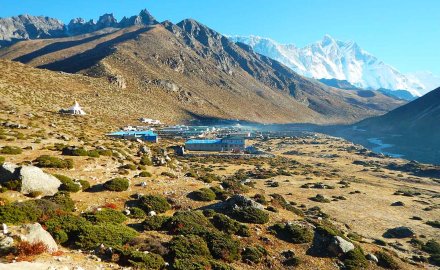 Dingboche-village-with-mountain-view